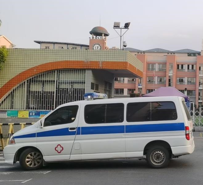 吴川救护车出租护送骨折病人一公里多少钱